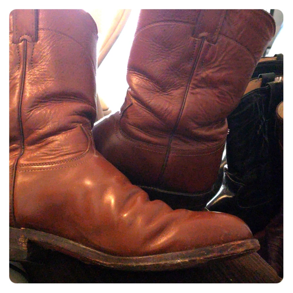 Justin's size 10 cowboy boots.